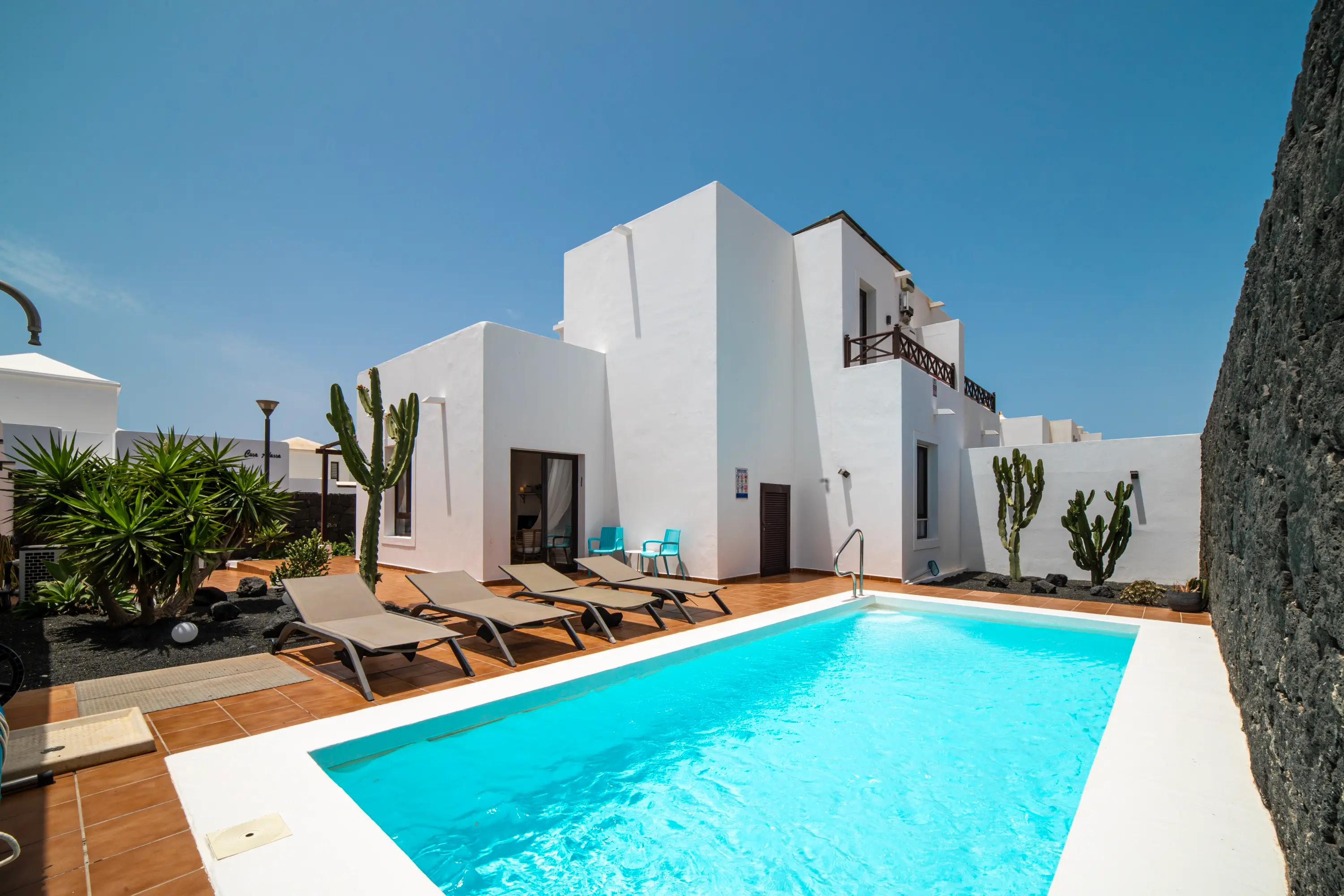 Der private Pool der Casa Luna Blanca mit Sonnenliegen auf der Terrakotta-Terrasse