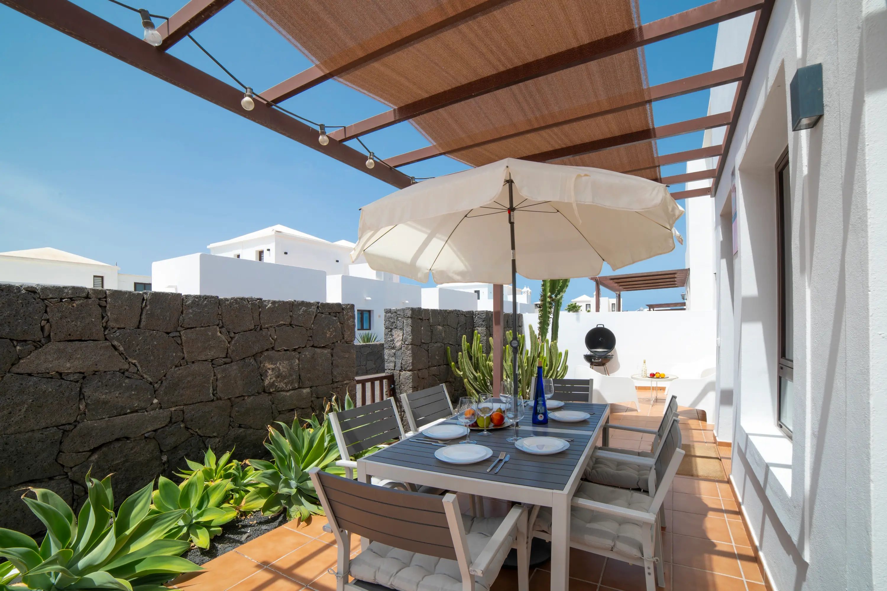 Blick über die Terrasse der Casa Luna Blanca